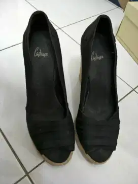sepatu hitam berhak  untuk wanita