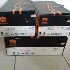 Tiga Sepatu safety King type 1 KWD805CX dan 2 KWD807CX