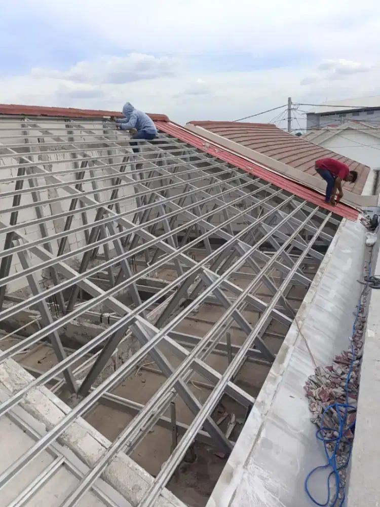 Perbaikan atap dan pemasangan