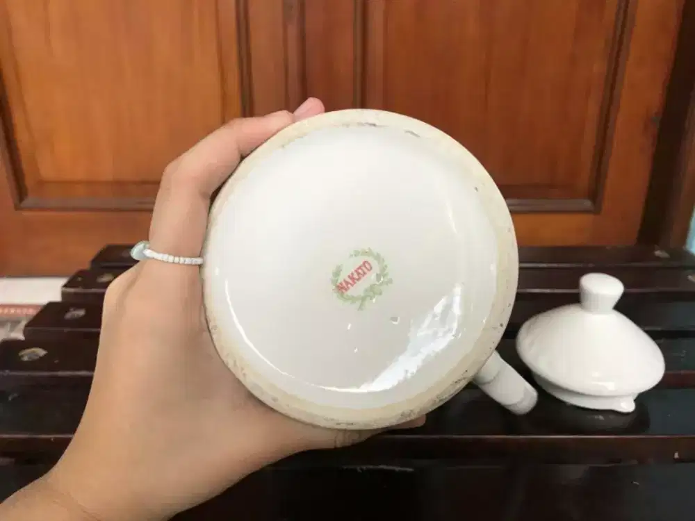 Teko putih antik keramik