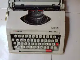 Mesin tik Arori R 208 express dlx