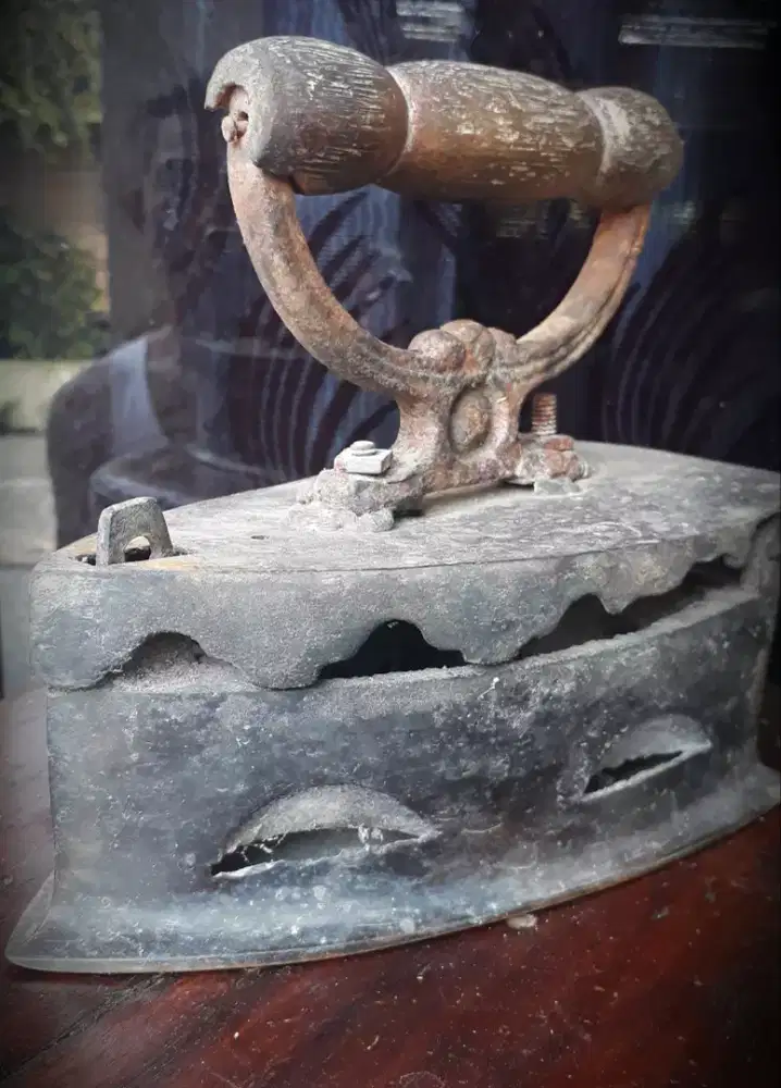 setrika kuningan antik