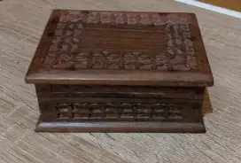 Kotak kayu solid