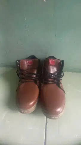 Di jual sepatu levi's