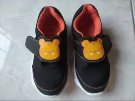 Sepatu Anak Gambar Kucing Warna Hitam Putih