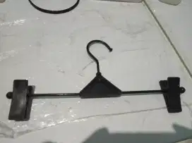 Gantungan celana baju hanger