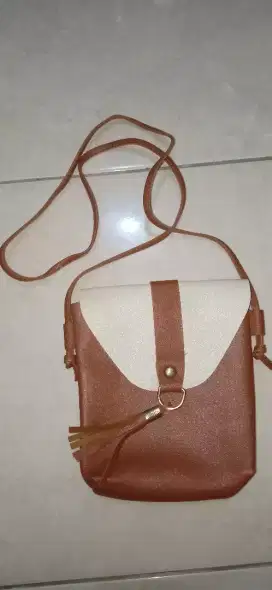 Tas selempang wanita.