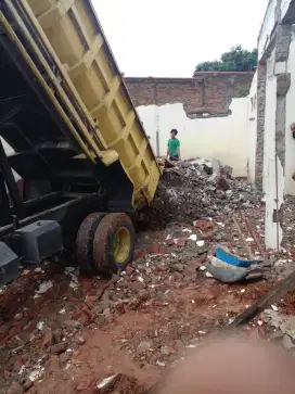 Urugan tanah merah puing campur pengurukan buang puing sampah proyek