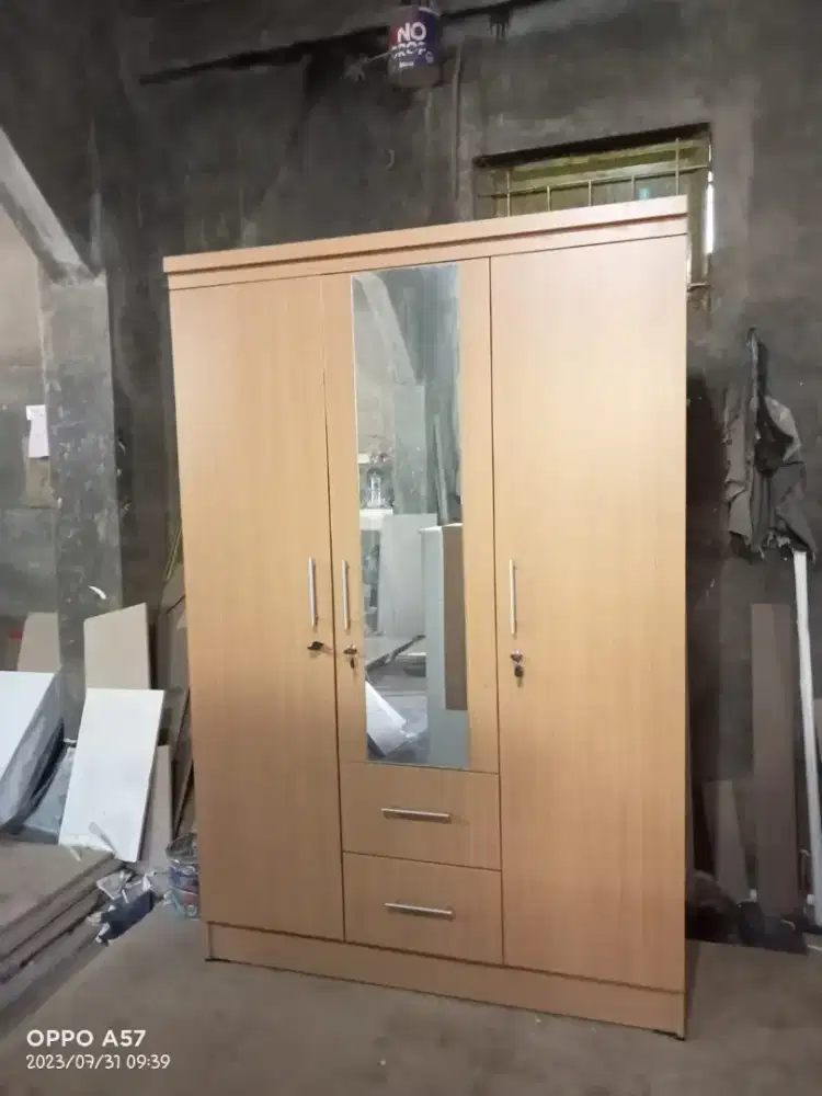 Lemari pintu Tiga coklat muda