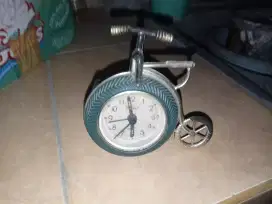 Jam alarm merek hugo