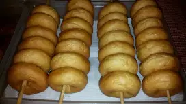 SPG (wanita) untuk stand donat