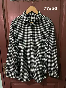 Uniqlo shirt black white