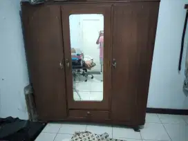 Lemari pakaian kuno