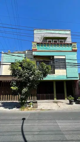 DIJUAL CEPAT BU !! MINAT LANGSUNG TAWAR Rumah 3 Lt Pinggir Jalan Raya