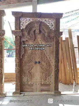 Kusen pintu gapura ukir wayang