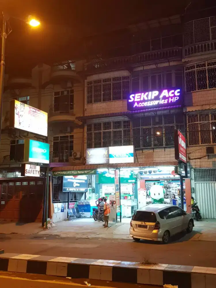 Membutuhkan pegawai toko dengan umur max 25 tahun