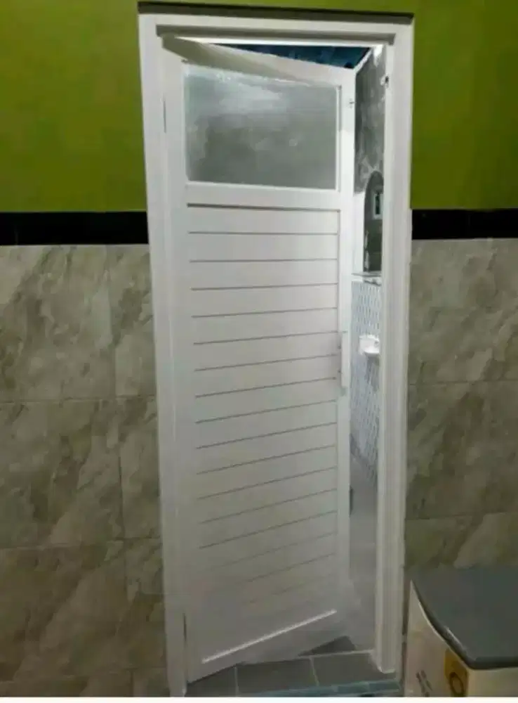 Pintu kamar mandi