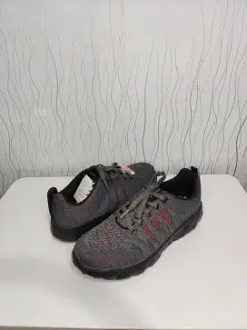 Sepatu sneakers