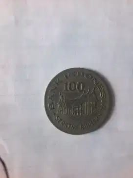 Uang koin jadul 100 rupiah .