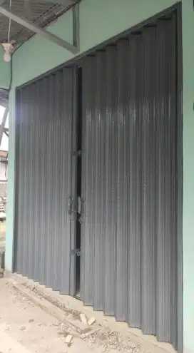 Folding gate roling door