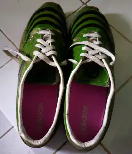 Sepatu Futsal Merk Adidas F50 Apa Adanya aja Gan.