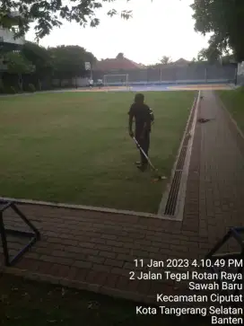 Menerima perawatan taman dan kebersihan kebun