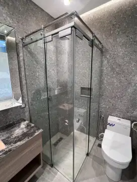 Kaca tempered sekat kamar mandi