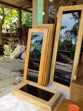 Jendela kaca jati