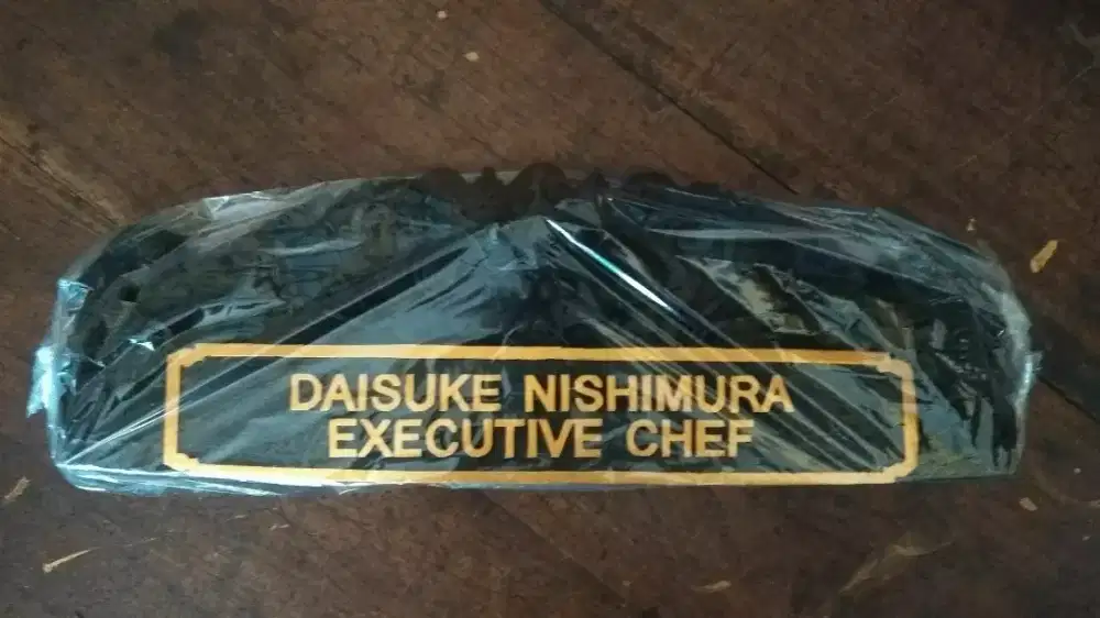 Nama jabatan di atas meja kerja