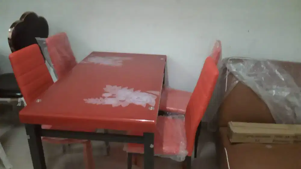 Meja makan 4 kursi merah