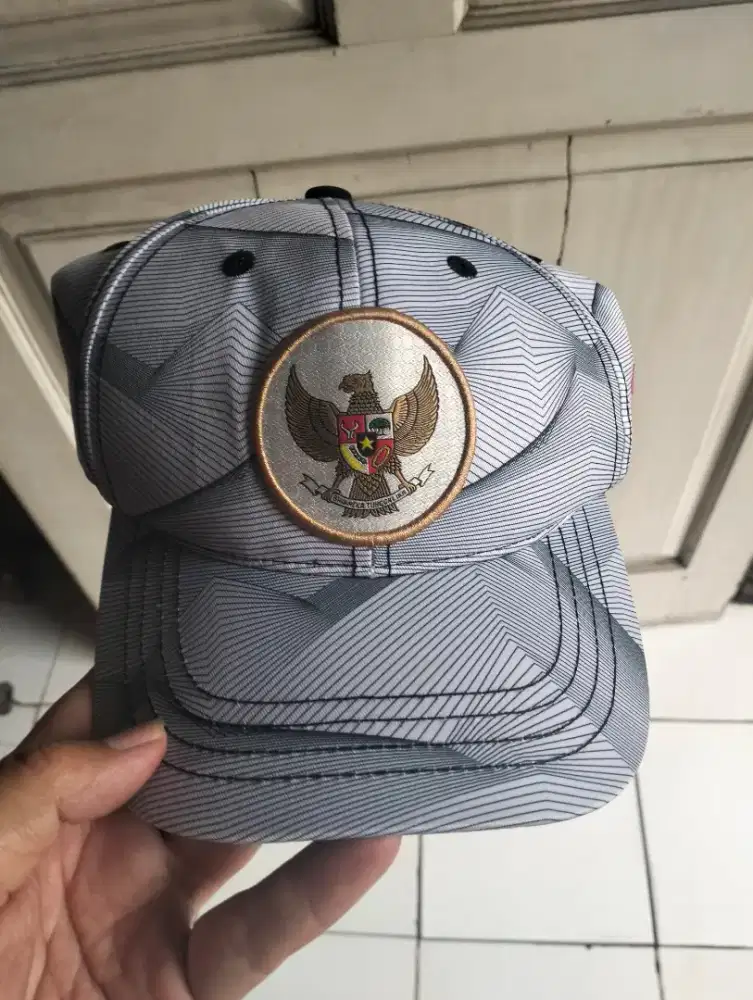 Topi timnas Indonesia merk Mills