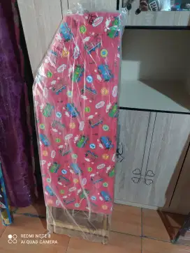 Meja gosok kaki kayu