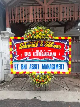 Karangan bunga papan yang menawan untuk pernikahan sahabatmu