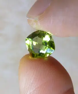 2,28 Carat 100% NATURAL Green PERIDOT PAKISTAN Cushion
