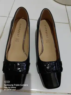 Sepatu Merk Everbest warna hitam original