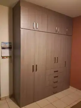 Lemari baju tinggi