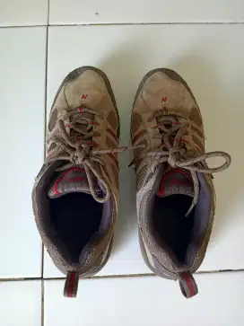 Sepatu outdoor new balance 41-42 bekas