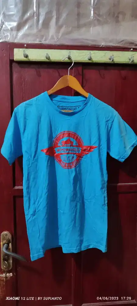 baju kaos biru ukuran S