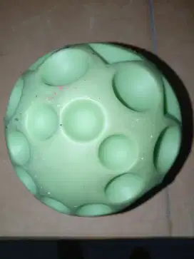 Mainan bola warna hijau