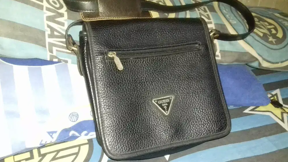 Sling bag guess