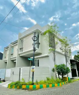 DIJUAL RUMAH HOEK BARU STRATEGIS RUNGKUT BARATA