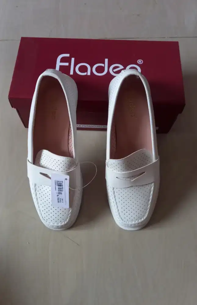 Sepatu perempuan merk FLADEO no 37 warna putih