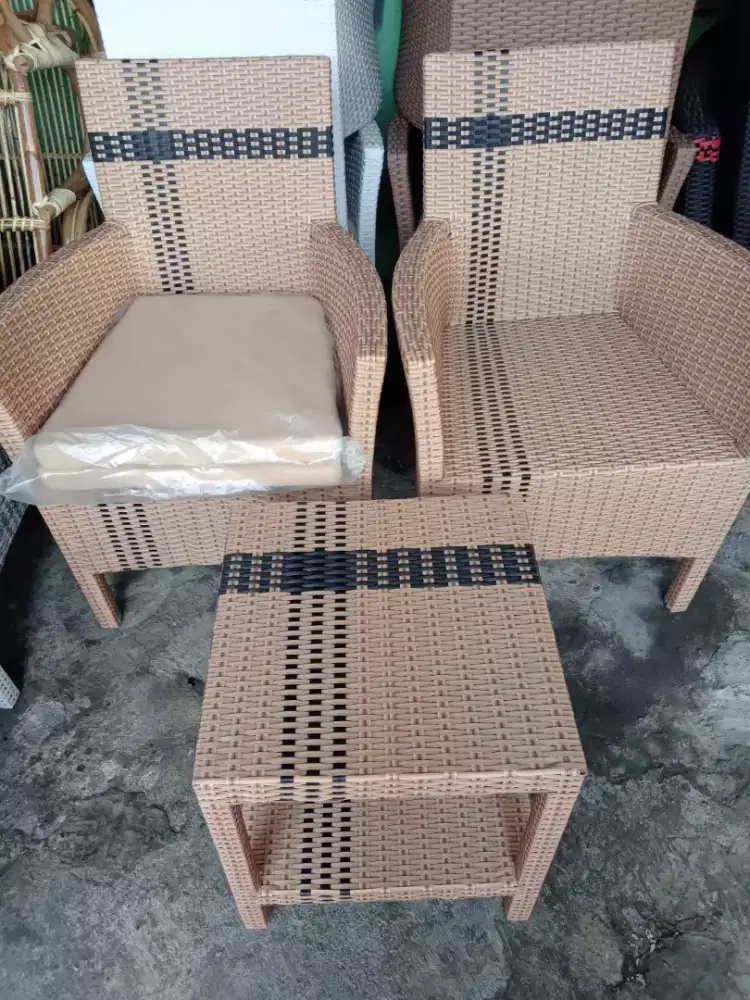 Kursi teras rotan sintetis