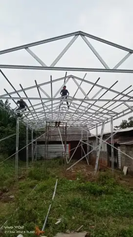 Pemasangan kanopi rumah rangka baja ringan atap spandek polos