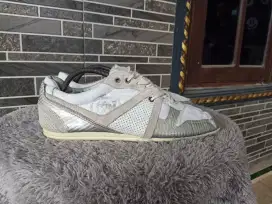 Sepatu sneakers diesel