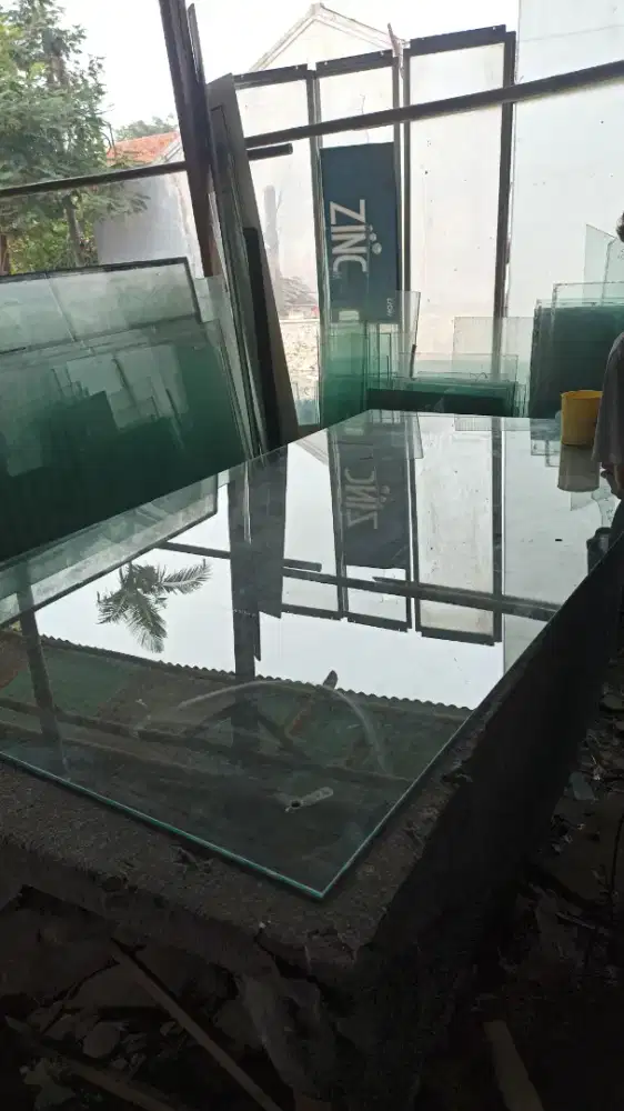 Kaca tempred bekas bongkaran dengan berbagai ukuran