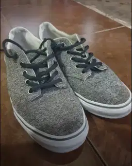 Sepatu vans of the wall