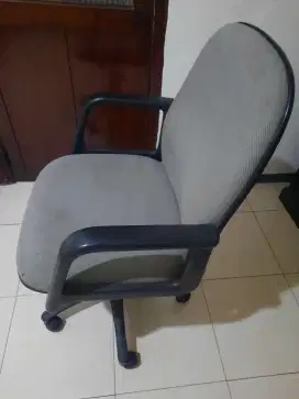 Kursi kantor bahan kain tebal dan bagus lokasi sby utara dkt suwandi