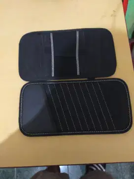 Tempat cd warna hitam yang praktis
