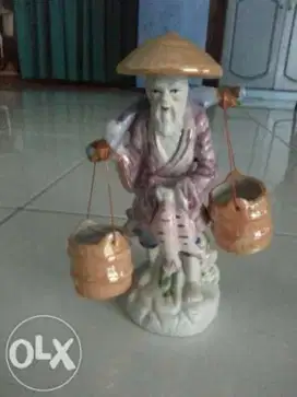 Patung orang tua pikul 2 gentong